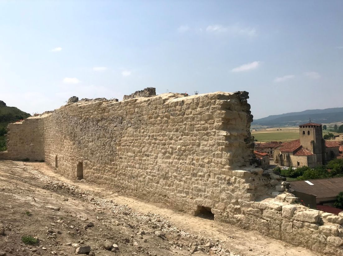 Imágenes del Castillo de Santa Gadea del Cid, una fortaleza del siglo XV que forma parte de la Lista Roja de Hispania Nostra en 2010, pero que ha sido restaurada recientemente.