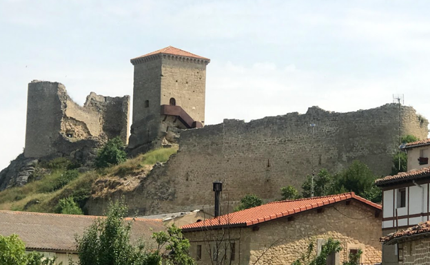 Vista del Castillo y la muralla recientemente arreglada desde el centro de Santa Gadea del Cid.