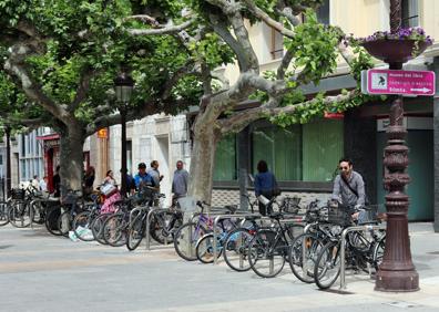 Imagen secundaria 1 - Policía Local informa sobre la prohibición de circular con bici por El Espolón antes de sancionar