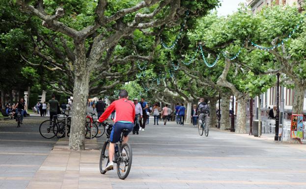 Imagen principal - Policía Local informa sobre la prohibición de circular con bici por El Espolón antes de sancionar