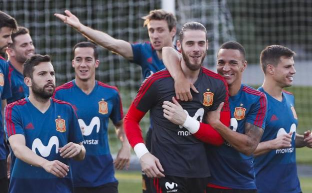 David De Gea, arropado por Thiago durante un entrenamiento. 