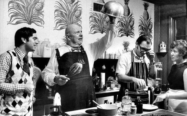 El cocinero James Beard, segundo por la izquierda.