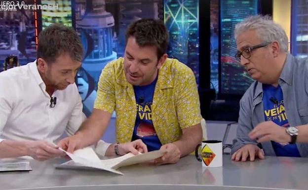 Pablo Motos muestra las notas del colegio de Arturo Valls en 'El Hormiguero'