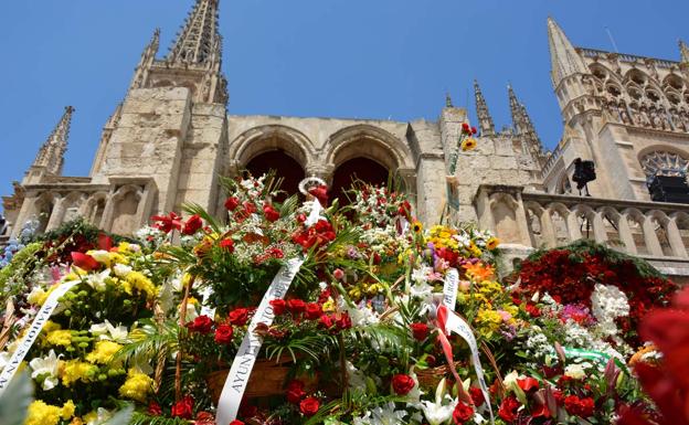 Miles de flores han sido depositadas a los pies de Santa María La Mayor.