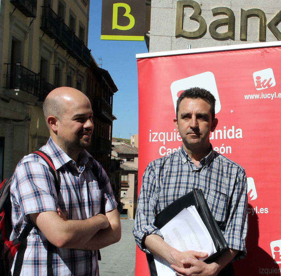 Ángel Galindo y Alberto López Villa, durante una comparecencia junto a la sede de Bankia.