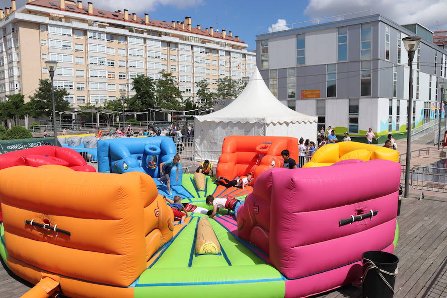 Hinchables, coches kart y camas elásticas son tres de las opciones más demandadas por los jóvenes burgaleses que se acercan a divertirse al parque activo instalado en Gamonal.