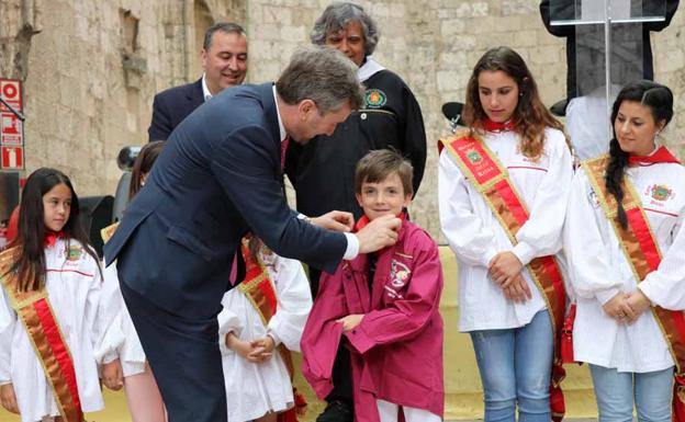 Momento en el que se pone la blusa de pregonero infantil