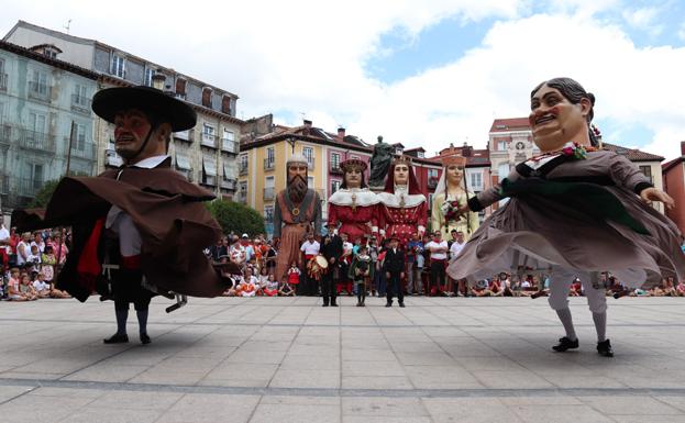 Los gigantillos bailan después de los danzantes.