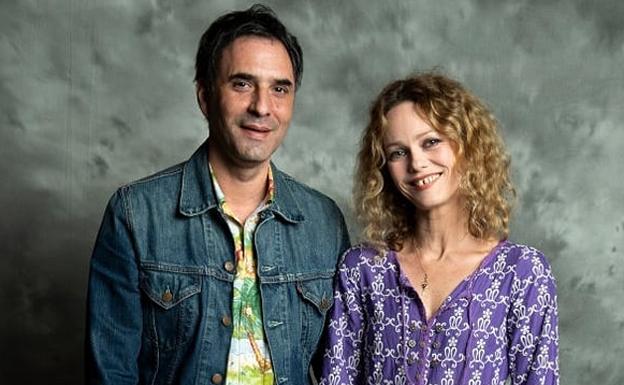 Vanessa Paradis junto a Samuel Benchetrit. 