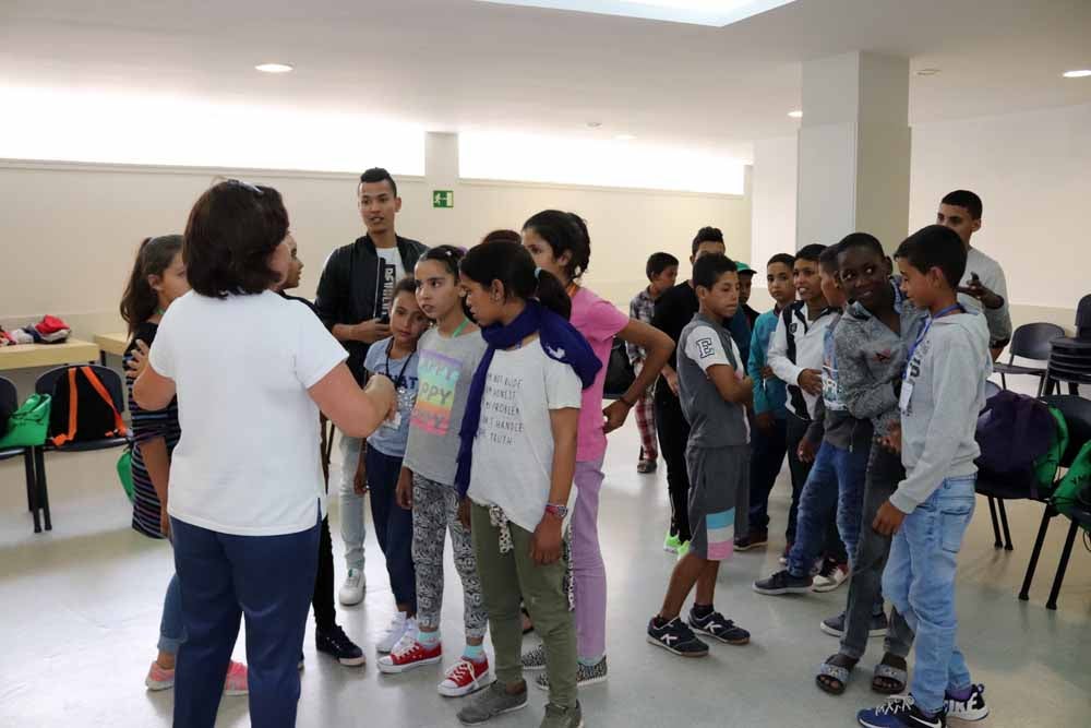 Esta mañana han llegado 18 niños desde los campamentos de refugiados en Tindouf, Argelia, que, sumados a los otros seis que llegaron el pasado 29 de junio, completan el programa 'Vacaciones en paz'