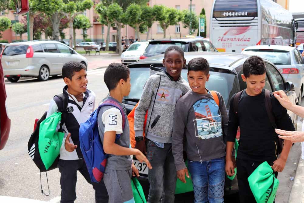 Esta mañana han llegado 18 niños desde los campamentos de refugiados en Tindouf, Argelia, que, sumados a los otros seis que llegaron el pasado 29 de junio, completan el programa 'Vacaciones en paz'