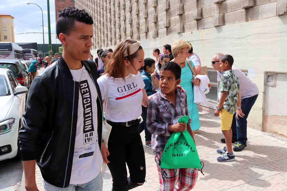 Esta mañana han llegado 18 niños desde los campamentos de refugiados en Tindouf, Argelia, que, sumados a los otros seis que llegaron el pasado 29 de junio, completan el programa 'Vacaciones en paz'