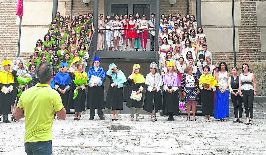 Los graduados y profesores posan para la foto de familia después del acto en el Conde Ansúrez. 