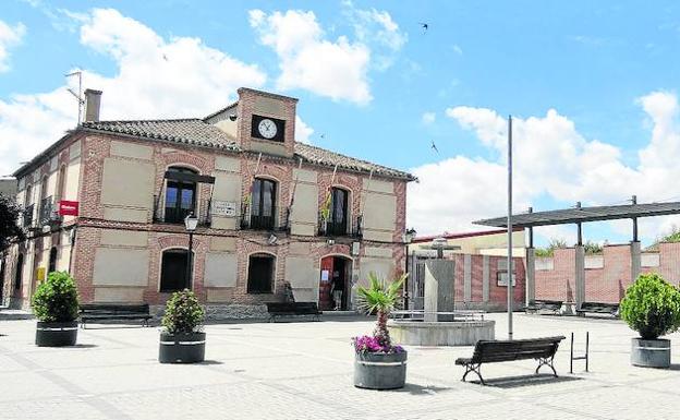 La vida de Hornillos de Eresma discurre en torno a su plaza principal, donde se encuentra el Ayuntamiento, con el bar en la planta baja.