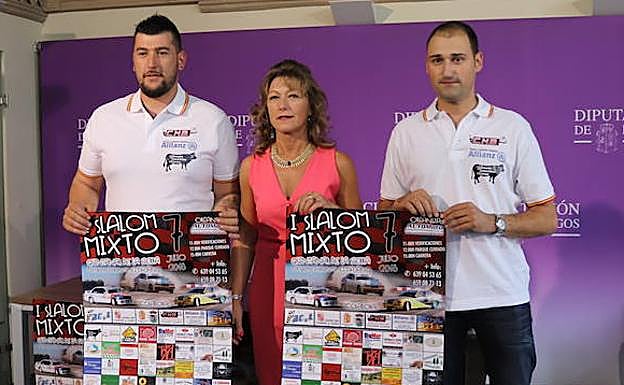 Los organizadores del eslalom junto a la alcaldesa de Quintanar de la Sierra, Montserrat Ibáñez.