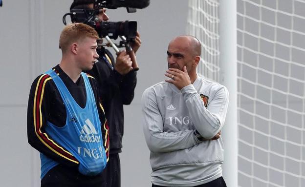 Roberto Martínez habla con Kevin De Bruyne. 