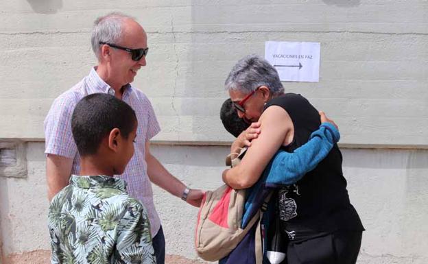 Una familia abraza al niño saharaui que va a acoger