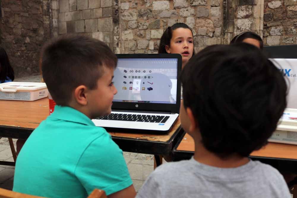 Fotos: Así han trabajado los niños en los talleres de Robotix