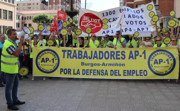 Los manifestantes, junto a la Subdelegación del Gobierno en Burgos.