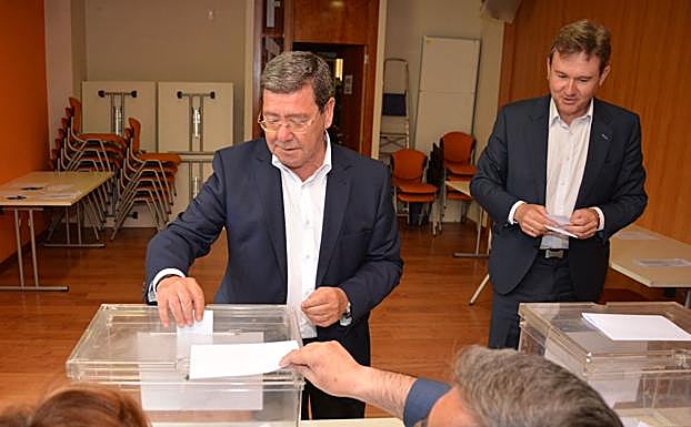 César Rico votando junto a Javier Lacalle.