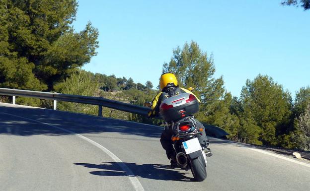 Motorista circula por una carretera de dos carriles.