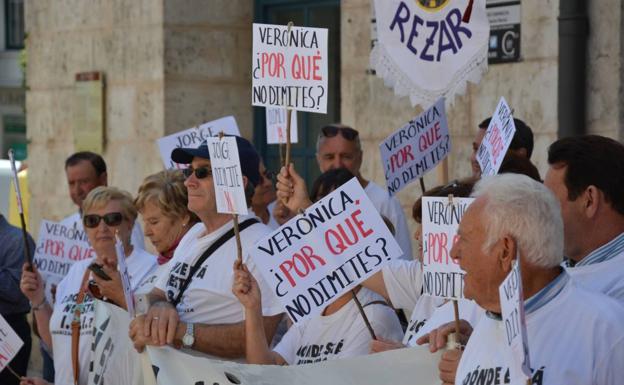 Varias decenas de vecinos de la urbanización se han concentrado ante las puertas de la Diputación.