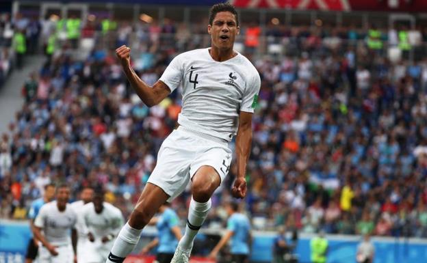 Varane celebra el gol que abrió la victoria de Francia. 