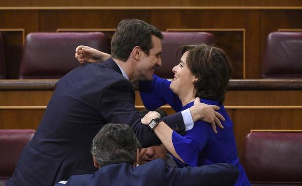 Soraya y Casado en un pleno en el Congreso de los Diputados.