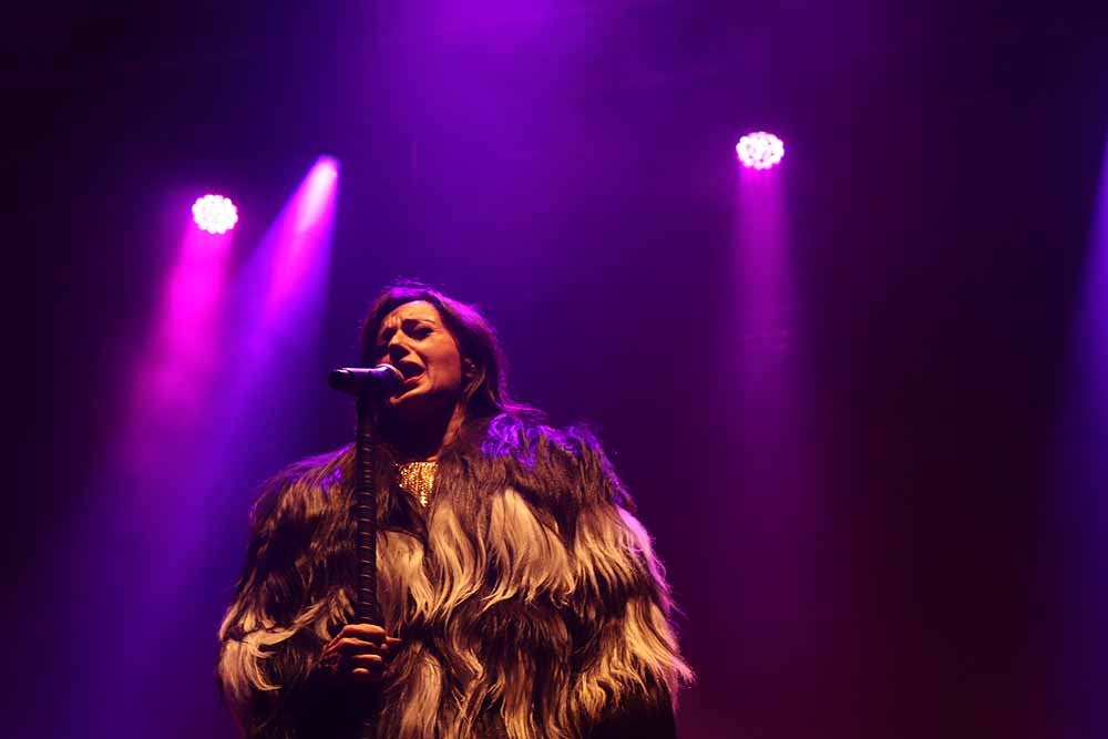 La cantante gallega ofreció un concierto en Burgos, íntimo y vital, dentro de la programación de las Fiestas de San Pedro y San Pablo