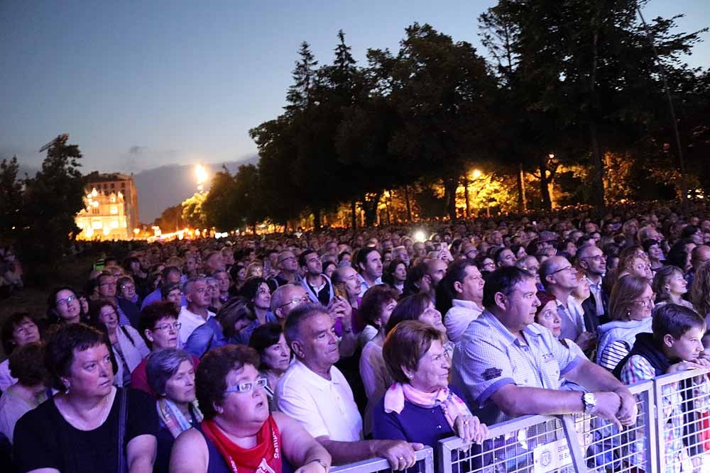 La cantante gallega ofreció un concierto en Burgos, íntimo y vital, dentro de la programación de las Fiestas de San Pedro y San Pablo