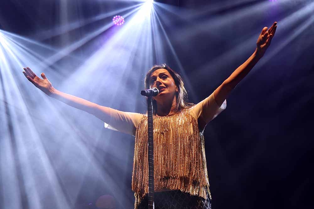 La cantante gallega ofreció un concierto en Burgos, íntimo y vital, dentro de la programación de las Fiestas de San Pedro y San Pablo