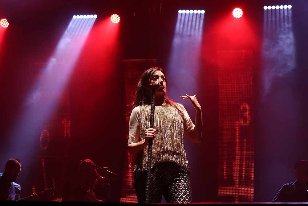 La cantante gallega ofreció un concierto en Burgos, íntimo y vital, dentro de la programación de las Fiestas de San Pedro y San Pablo