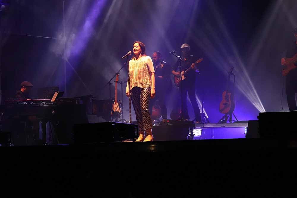 La cantante gallega ofreció un concierto en Burgos, íntimo y vital, dentro de la programación de las Fiestas de San Pedro y San Pablo