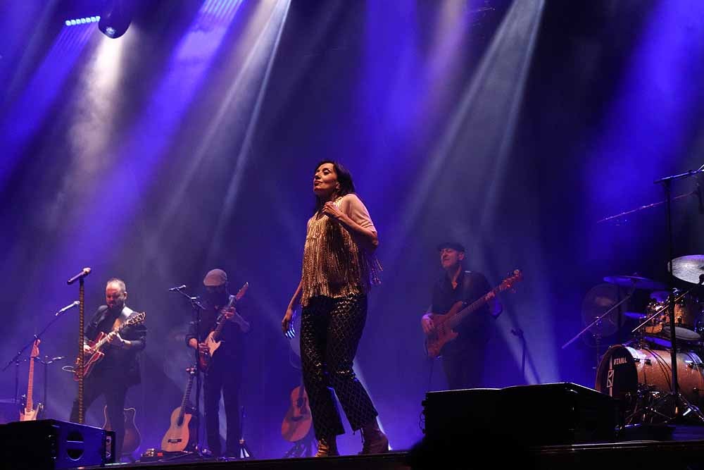 La cantante gallega ofreció un concierto en Burgos, íntimo y vital, dentro de la programación de las Fiestas de San Pedro y San Pablo