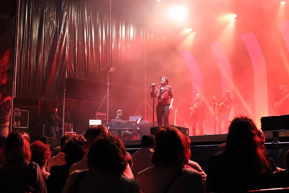 La cantante gallega ofreció un concierto en Burgos, íntimo y vital, dentro de la programación de las Fiestas de San Pedro y San Pablo