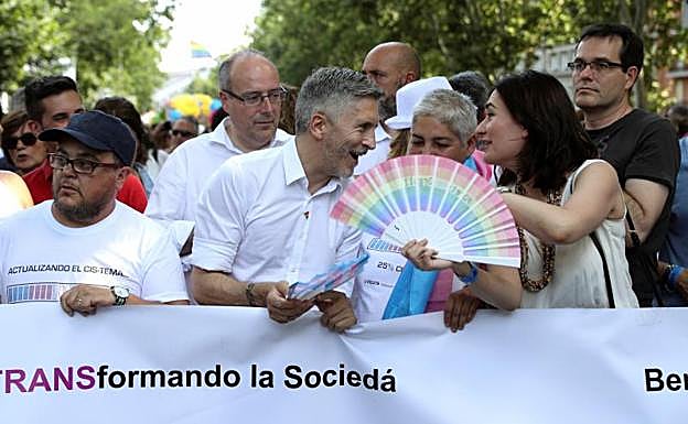 Los ministros Grande-Marlaska y Montón en la cabecera de la marcha. 