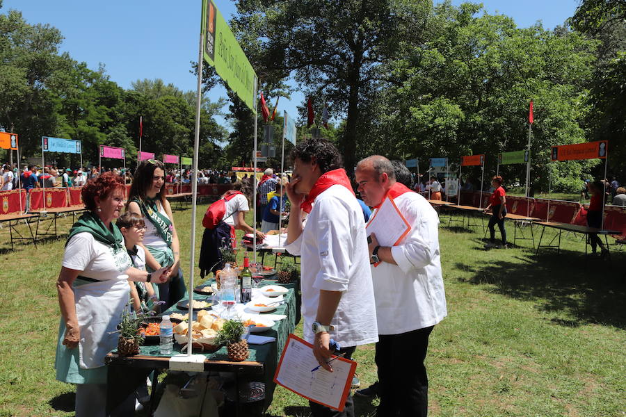 El Parque de Fuentes Blancas fue, como es habitual, el escenario de las últimas citas de los Sampedros: el Día de las Peñas y la quincuagésima primera edición del Concurso del Buen Yantar