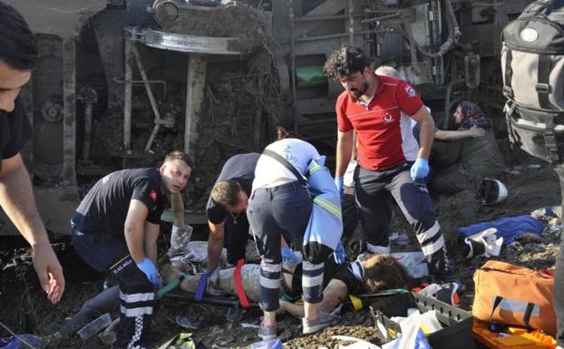 Los servicios de emergencia atienden a los heridos.