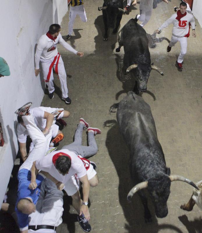 El encierro ha sido bastante limpio con algunos heridos por contusiones y los astados casi no se han resbalado pese a la lluvia intensa en las calles de Pamplona