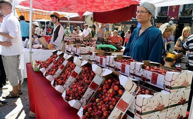 Un puesto de venta de cerezas en la pasada edición de la fiesta.