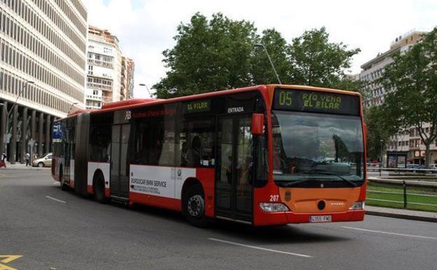 Autobús urbano de la línea 5 en la Plaza de España.