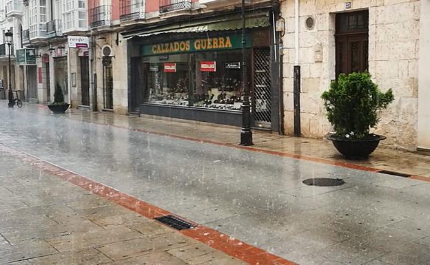 Lluvia y granizo en la Calle de la Moneda