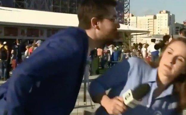 Un desconocido intenta besar a una periodista brasileña. 