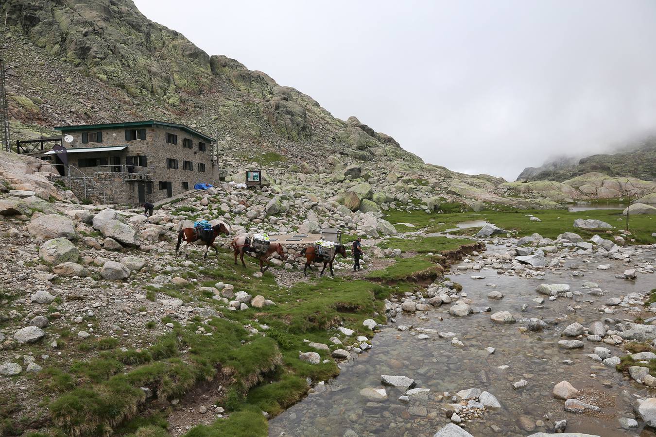 Israel parte del refugio Elola en la Laguna Grande de Gredos (Ávila) para buscar víveres que portearán los caballos.