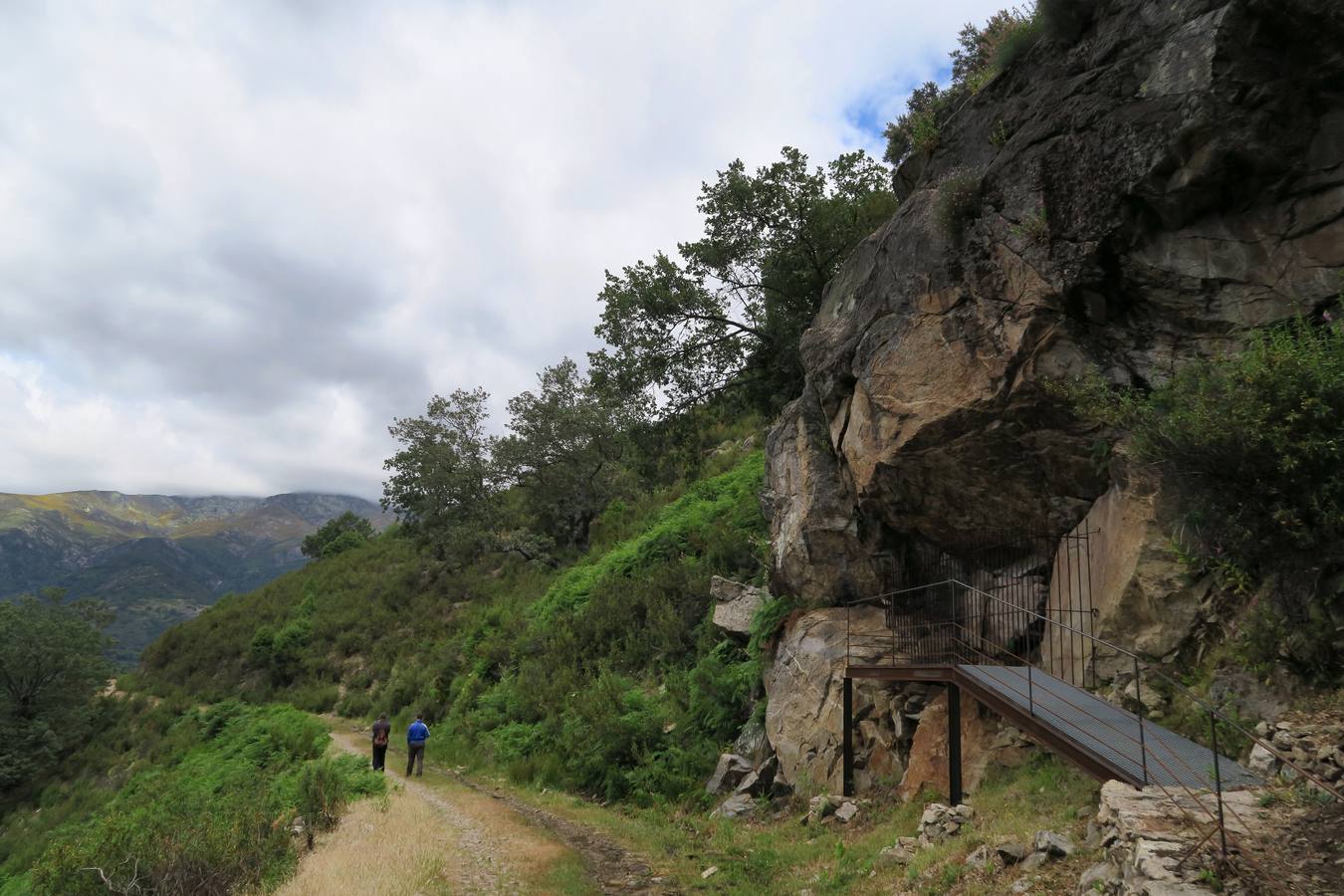 Pinturas rupestres en Peña Escrita, en el Risco de La Zorrera en el Raso de Candeleda (Ávila).