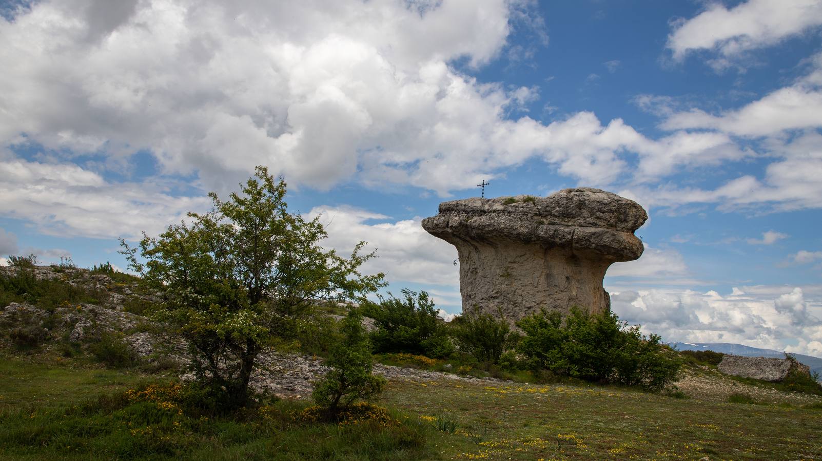 En la localidad palentina de Villaescusa de las Tuerces se levanta las gigantescas piedras en forma de setas, puentes y arcos naturales, cerrados callejones y umbrías covachuelas que dan lugar a un encantado paisaje en el que parecen habitar duendes y brujas