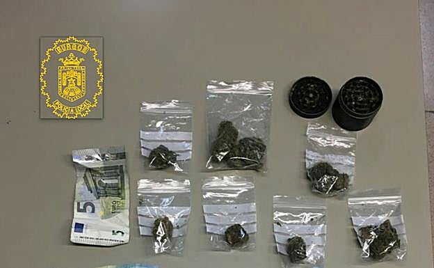 Los agentes incautaron varias bolsitas con marihuana.