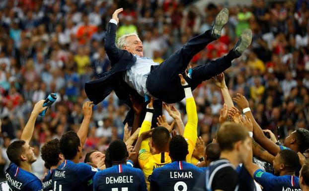 Didier Deschamps, manteado por sus futbolistas. 