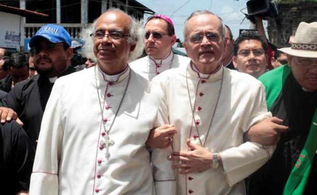 Monseñor Silvio José Báez (derecha). 