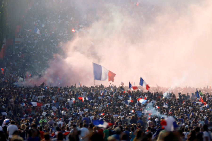 Los franceses se han echado a las calles de París apra celebrar el Mundial que ha ganado su selección en rusia.